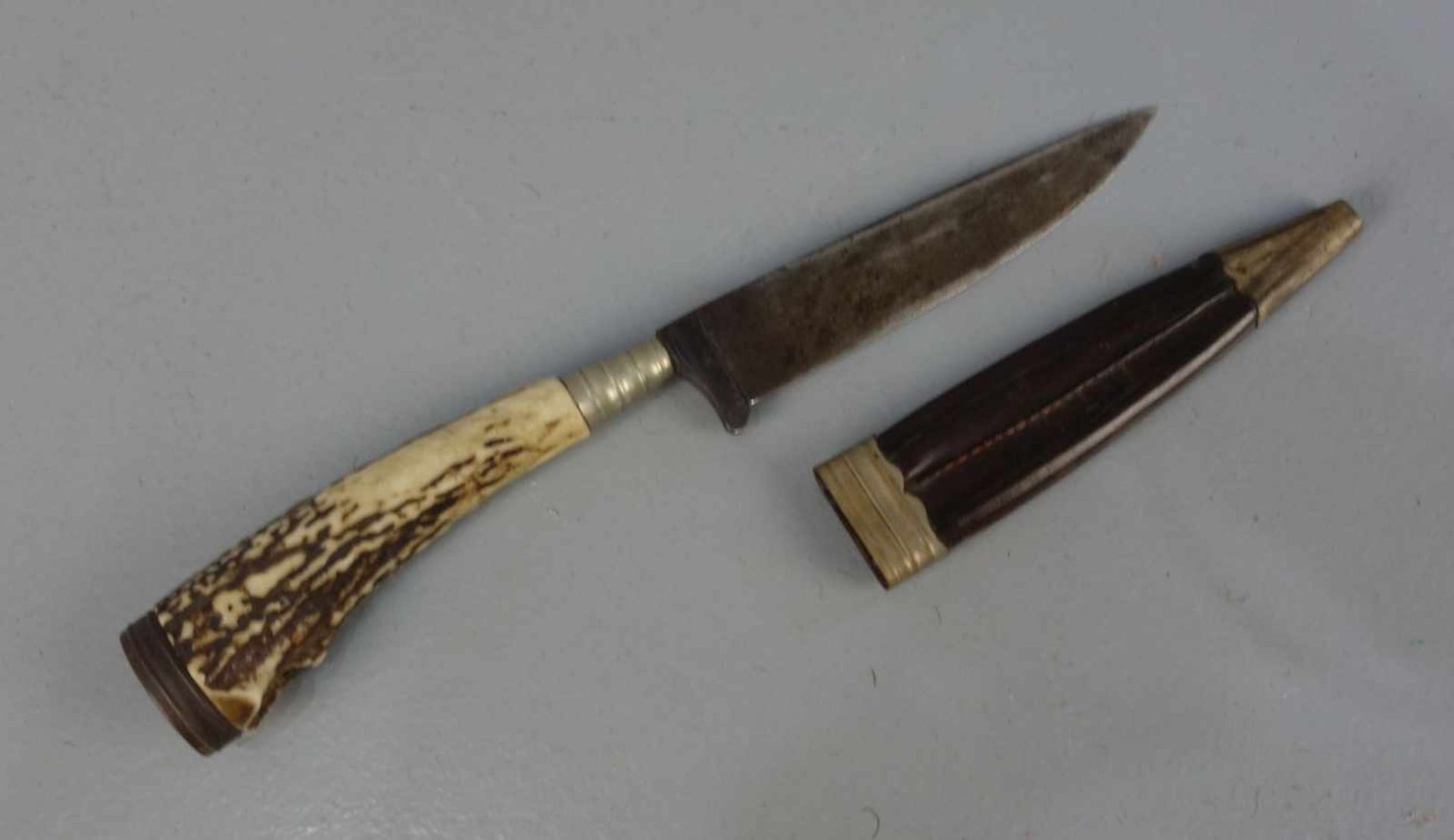 JAGDLICHES MESSER MIT SCHEIDE / knife, Bein, Metall und Leder. Griff aus Bein / Horn; auf der - Image 2 of 3