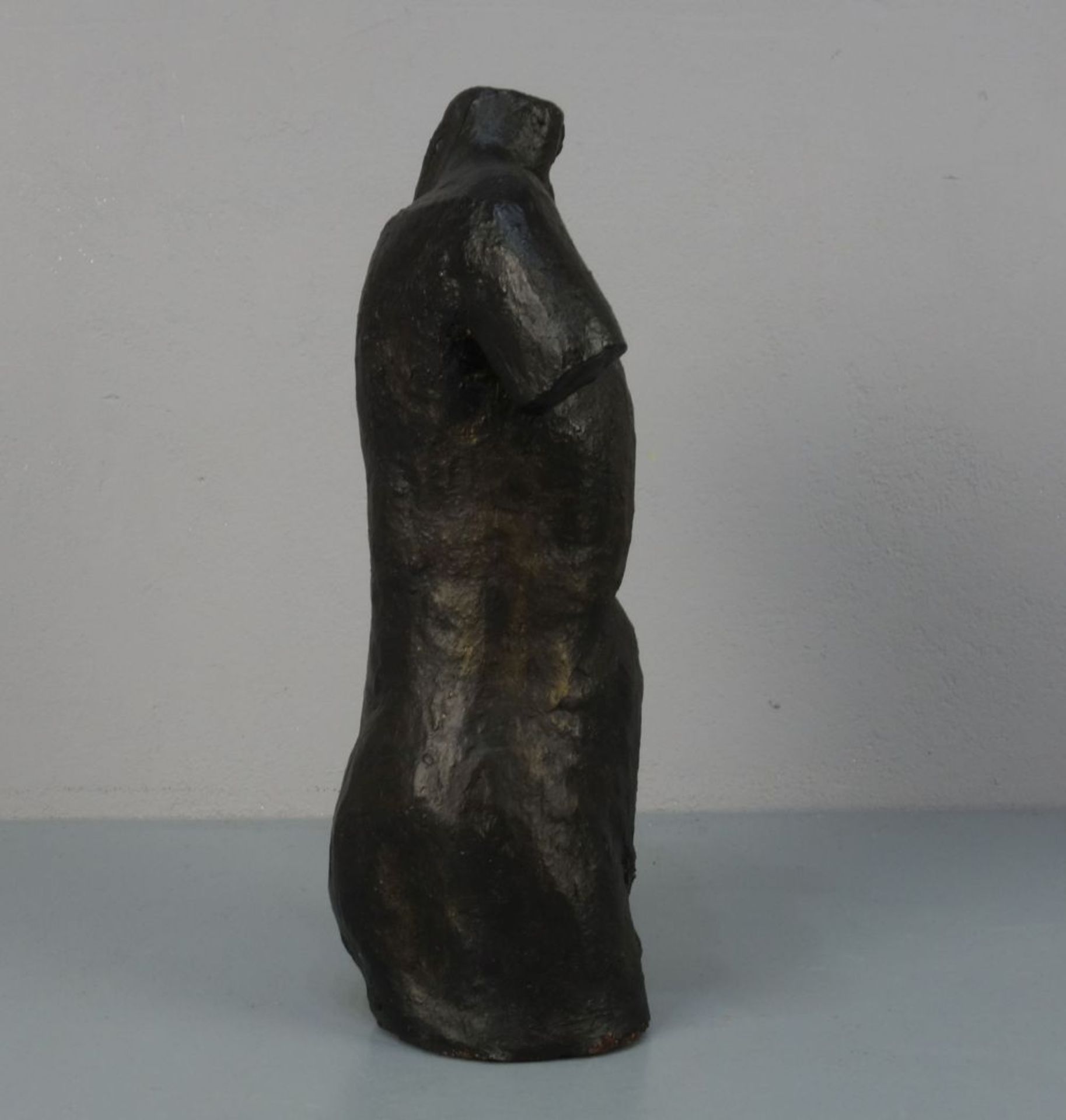BILDHAUER / KERAMIKER DES 20./21. Jh.: Skulptur / sculpture: "Männlicher Torso", Keramik, - Bild 4 aus 5