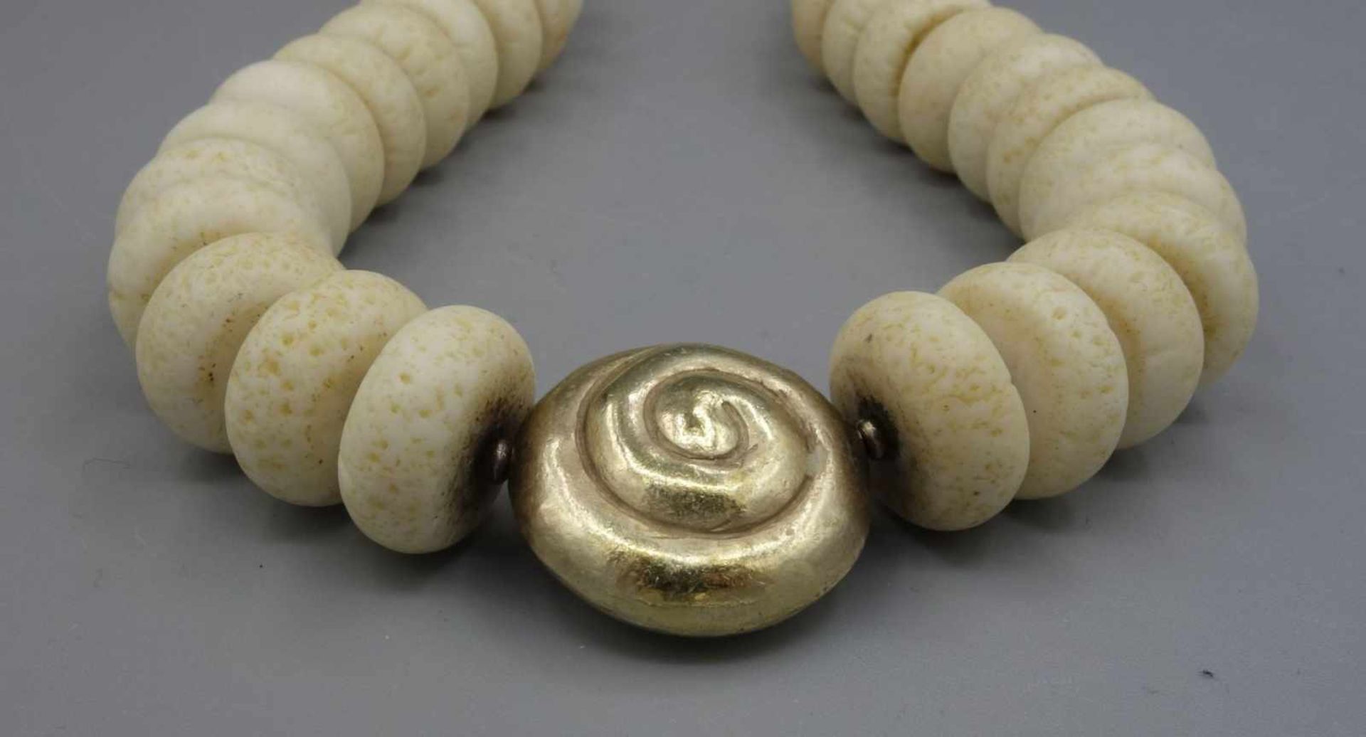 KETTE / BEINKETTE / necklace, mit gold- und silberfarbenen Metallanteilen. Im Zentrum spiral- oder - Image 2 of 3