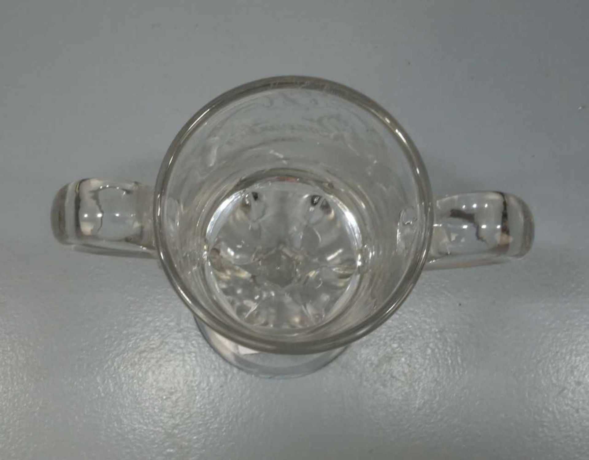 GLAS / POKALGLAS. Glas mit zwei Handhaben auf rundem Stand, schauseitig dekoriert mit graviertem / - Image 2 of 3