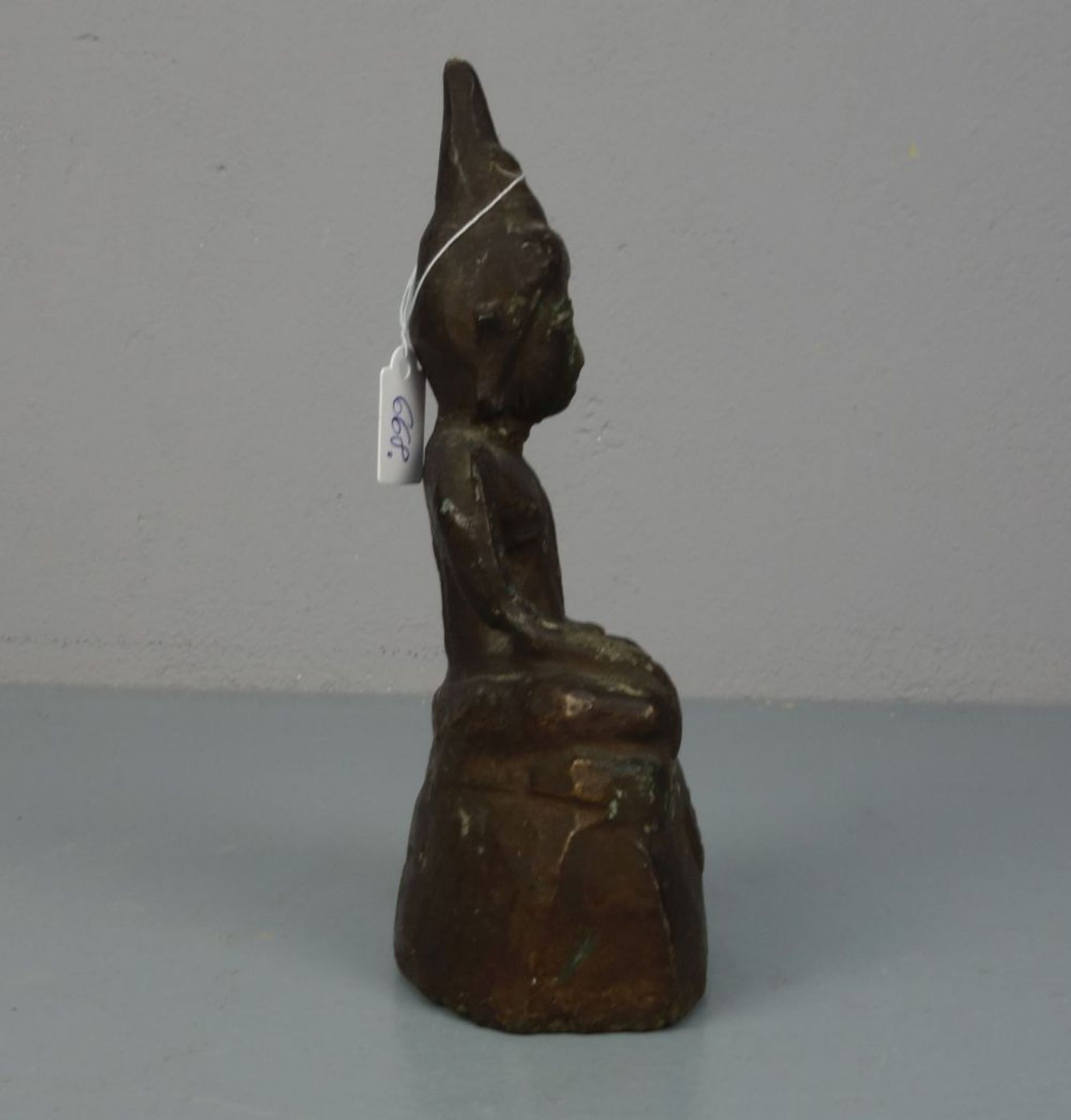 SKULPTUR / sculpture: "Buddha", in seltenerer Ausführung aus "Stucco" / gebranntem Ton bzw. Lehm mit - Image 4 of 5