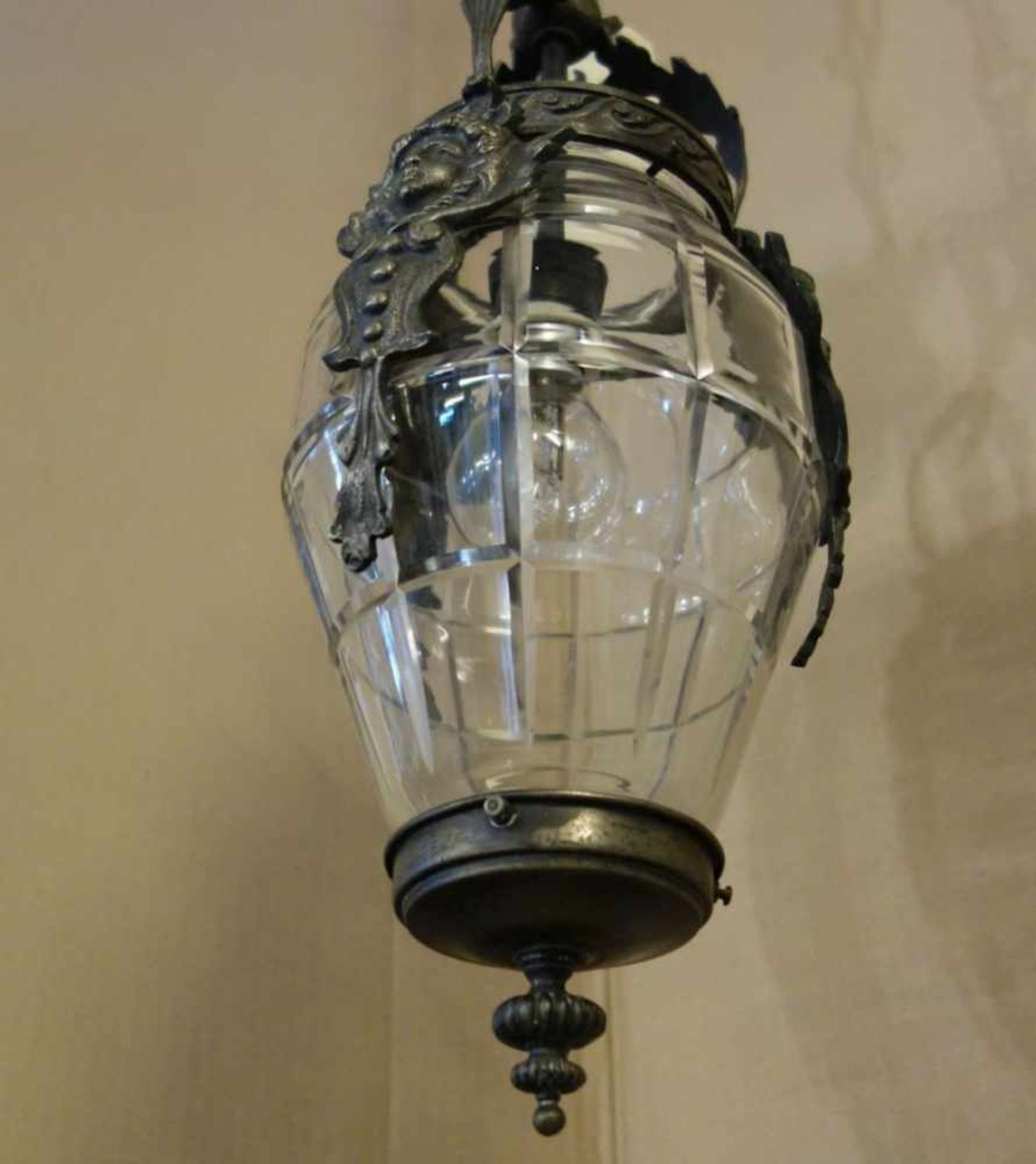 DECKENLAMPE / LATERNE, Bronze und "Waffelkristall", um 1900, einflammig elektrifiziert; - Image 3 of 3