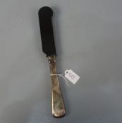 BUTTERMESSER oder KAVIARMESSER / VORLEGEMESSER MIT KUNSTSTOFFKLINGE / silver butter knife, 20.