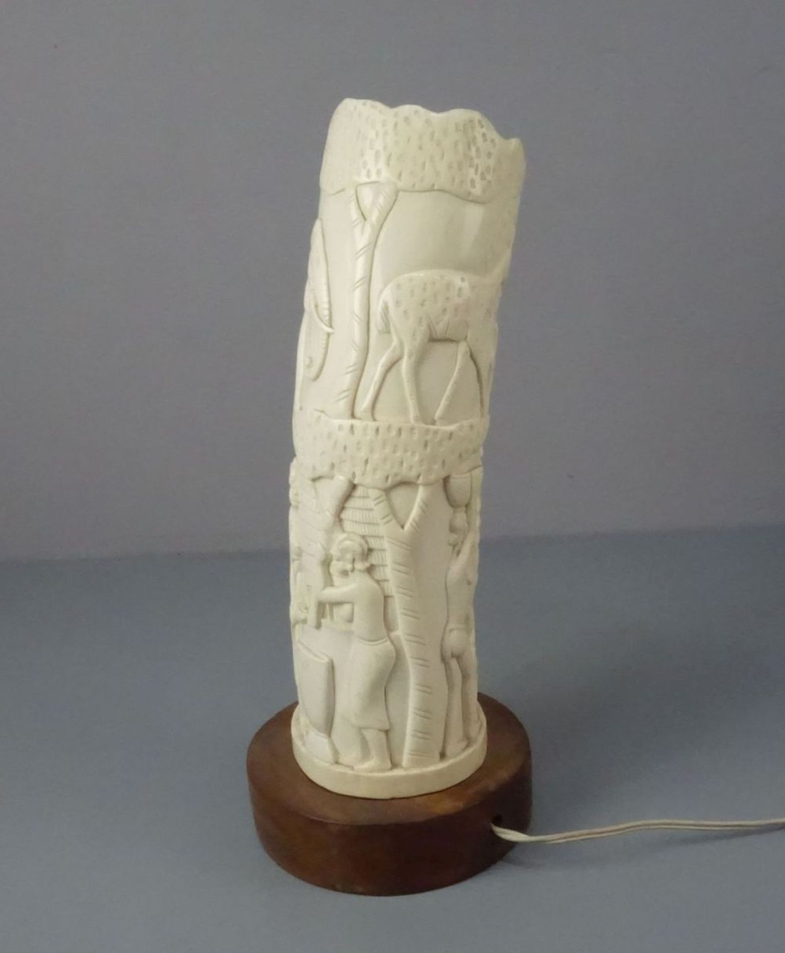 TISCHLAMPE MIT ELFENBEINSCHIRM / ELFENBEIN-TISCHLAMPE / ivory table lamp, Bein und Holz. Runder - Bild 2 aus 4