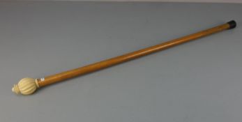 SPAZIERSTOCK MIT ELFENBEINHANDHABE / cane / walking stick, leicht konischer Spazierstock aus