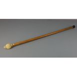 SPAZIERSTOCK MIT ELFENBEINHANDHABE / cane / walking stick, leicht konischer Spazierstock aus