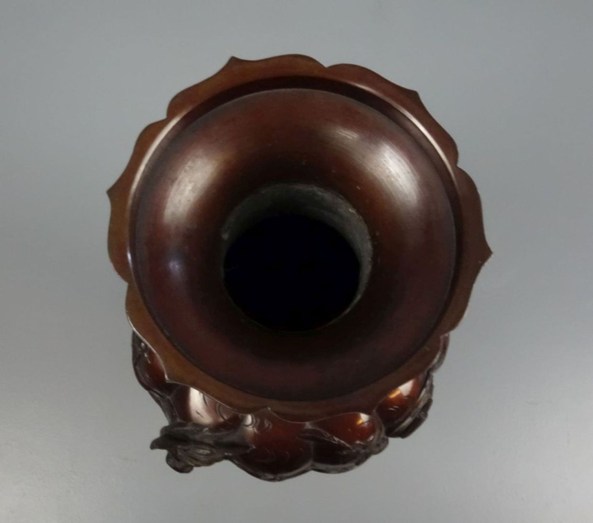 BODENVASE AUS METALL / chinese metal vase, China, 20. Jh., brüniertes Metall, unter dem Stand mit - Image 5 of 5