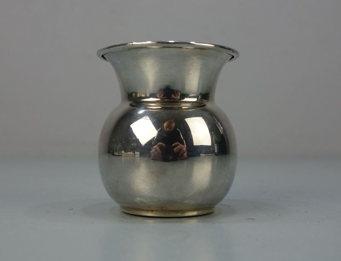 KLEINE SILBERVASE / small silver vase, deutsch, 1. H. 20. Jh., 835er Silber, 45,7 Gramm. Gemarkt mit - Image 2 of 3