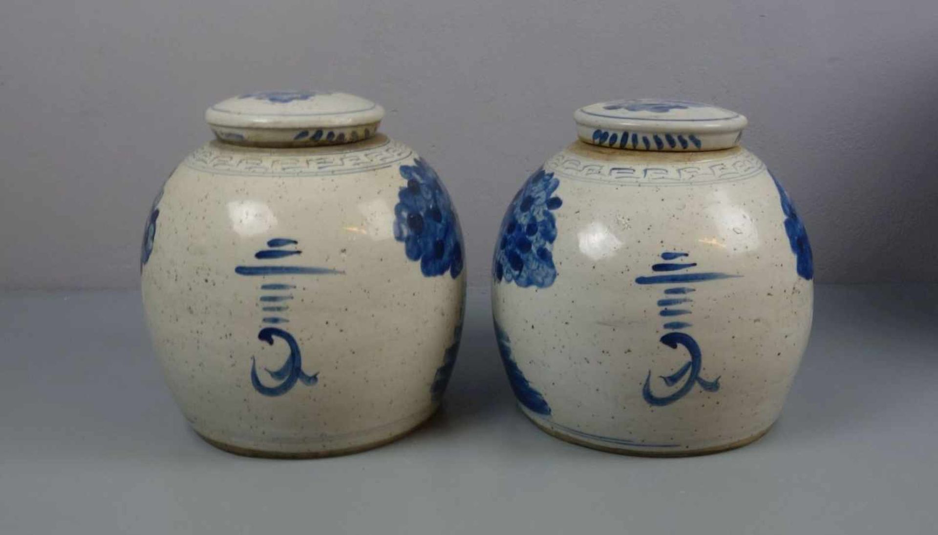 PAAR INGWERTÖPFE / DECKELDOSEN / DECKELVASEN / pair of ginger jars, late Qing dynasty, Porzellan, - Image 3 of 4