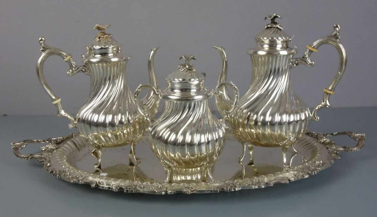 KAFFEEKERN AUF TABLETT / silver coffee set, 20. Jh., 900er Silber, Gesamtgewicht 3929 Gramm,