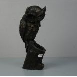 ANIMALIER / TIERBILDHAUER DES 20./21. JH., Skulptur / sculpture: "Eule", Bronze, dunkelbraun