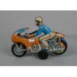 BLECHSPIELZEUG: "MOTORRADFAHRER", tin toy "cycler". Farbig gefasstes Blechspielzeug, gemarkt "DMI,