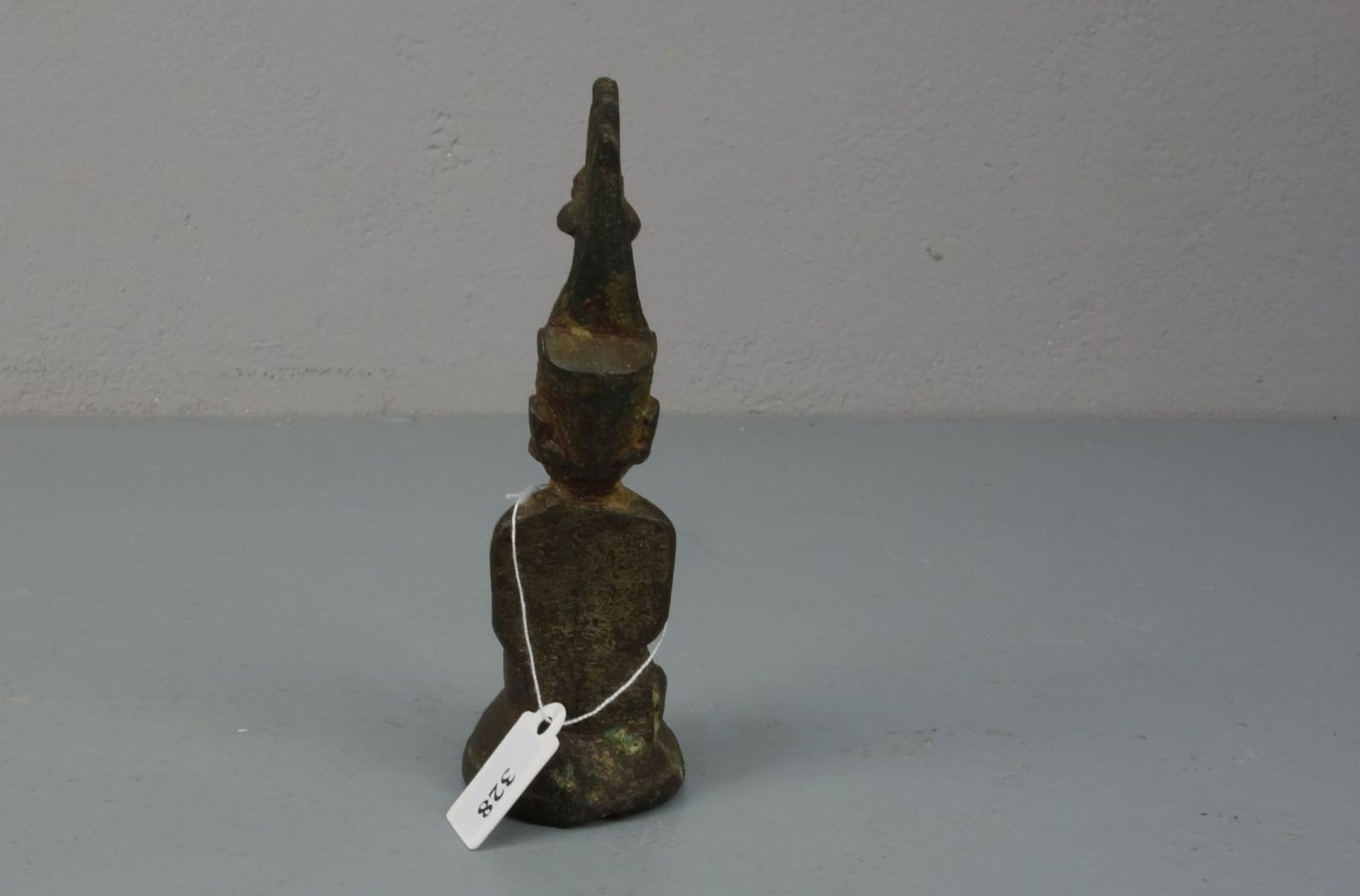 SKULPTUR / sculpture: "Buddha mit Naga", Bronze, dunkelbraun patiniert mit grünen Akzentuierungen, - Bild 4 aus 5