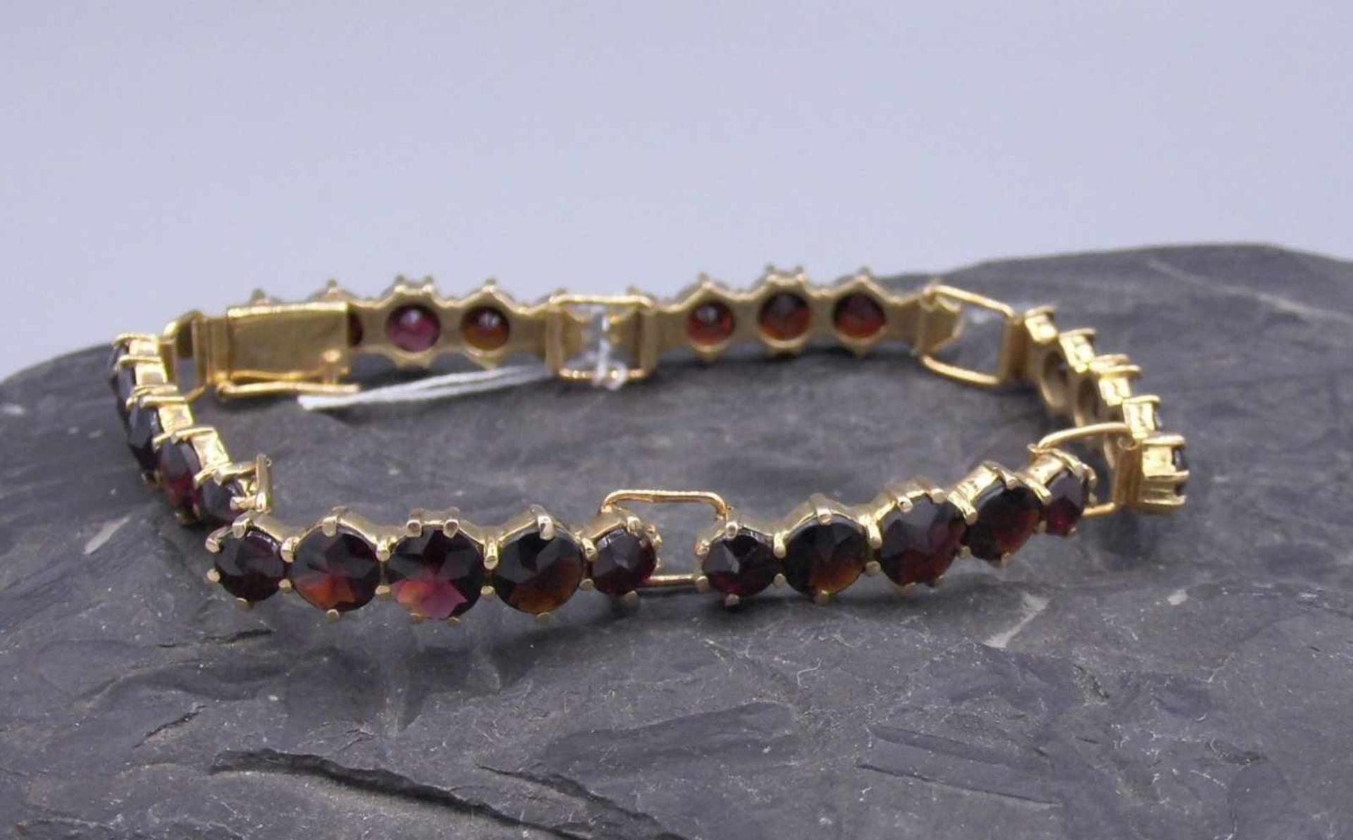 ARMBAND / bracelet, 333er Gelbgold, besetzt mit Granaten / Almandinen; 6 bewegliche Stege, jeweils - Image 2 of 4