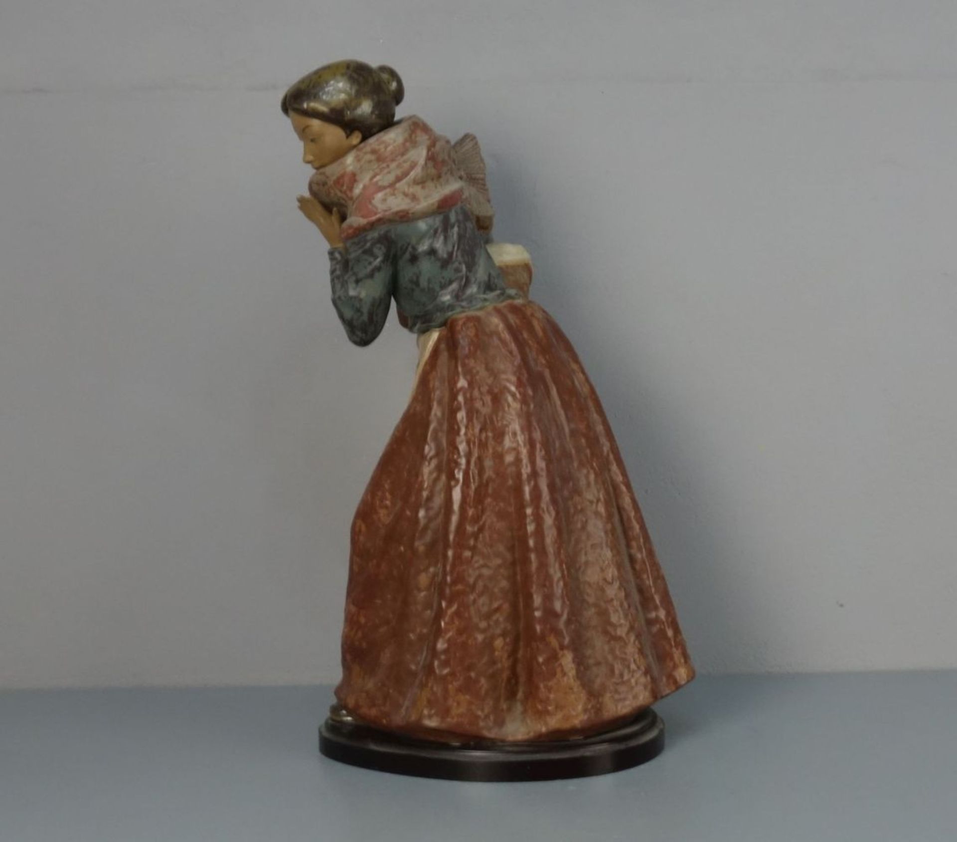 FIGUR: "Frau mit Korb", Keramik, polychrom glasiert, Manufaktur Lladro, Spanien, 2. Hälfte 20. - Image 4 of 4