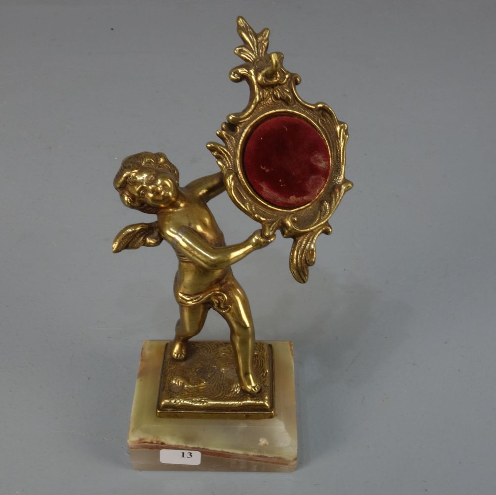 FIGÜRLICHER TASCHENUHRHALTER / pocketwatch holder: "Geflügelter Putto", bronziertes Metall auf - Image 5 of 5