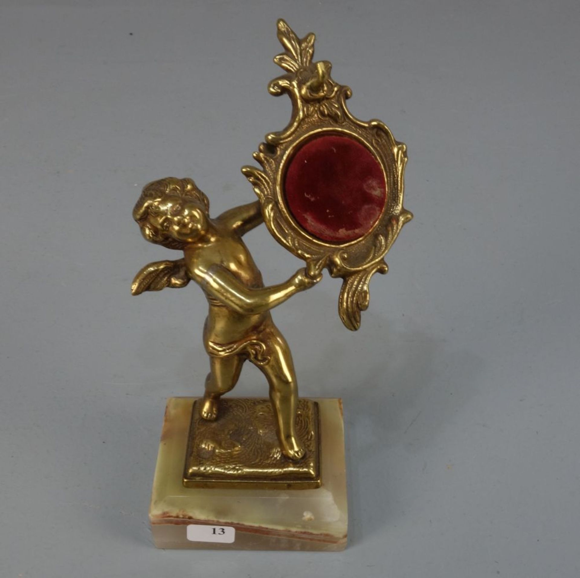 FIGÜRLICHER TASCHENUHRHALTER / pocketwatch holder: "Geflügelter Putto", bronziertes Metall auf - Bild 5 aus 5