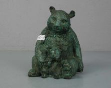 ANIMALIER / TIERBILDHAUER DES 20./21. JH., Skulptur / sculpture: "Pandabär mit seinem Jungen",