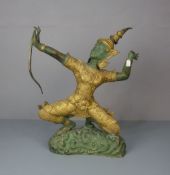 SKULPTUR / sculpture: "Ramakian - Figur / Bogenschütze", Bronze, grün und goldfarben patiniert,