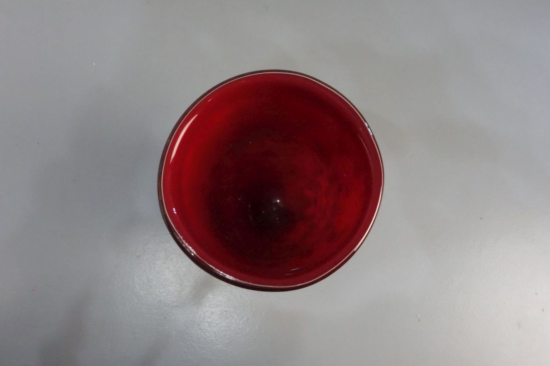 MURANO - GLASVASE "Mille fiori", dickwandiges farbloses Glas mit rotem Unterfang, eingeschmolzenen - Image 3 of 4