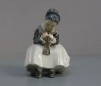 PORZELLANFIGUR / porcelain figure: "Strickendes Mädchen in Amager Tracht", Manufaktur Royal