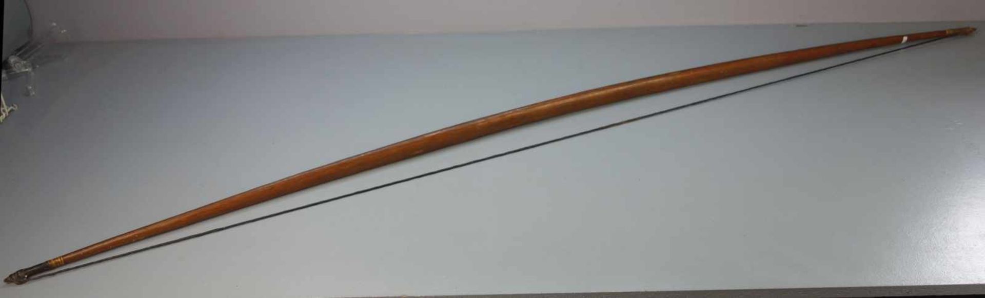 BOGEN / bow, Holz, wohl Papua Neuguinea, 20. Jh.; Bogenrücken braun gefasst, Bogenbauch lasiert. - Bild 2 aus 5