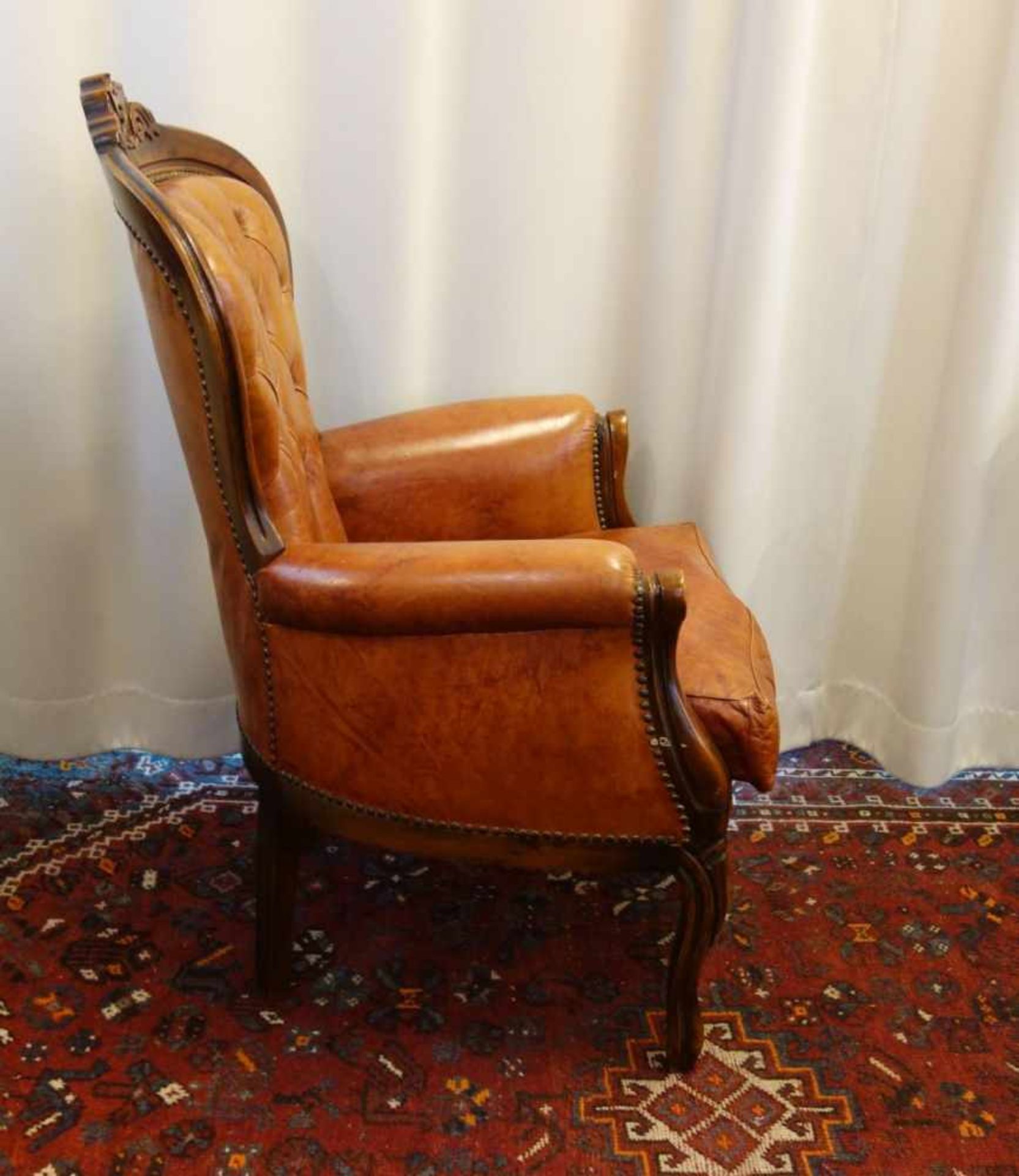 SESSEL / armchair, im Chippendale-Stil, 2. Hälfte 20. Jh.; geschweifter Zargenrahmen aus Nussbaum - Bild 5 aus 5