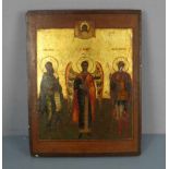 IKONE mit zwei Heiligen und Erzengel, Eitempera und Gold über Kreidegrund auf Holz; Stirnseiten