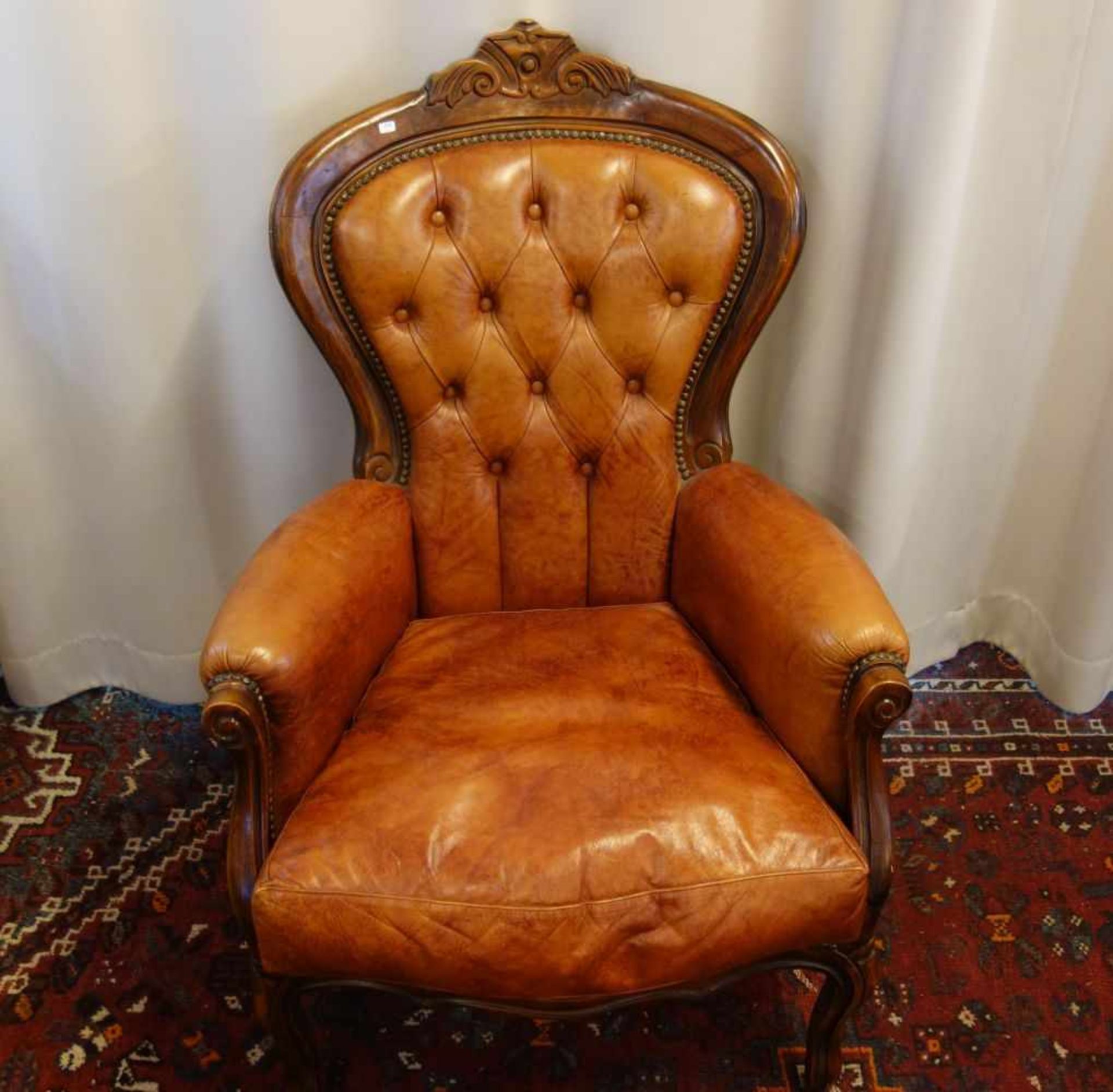 SESSEL / armchair, im Chippendale-Stil, 2. Hälfte 20. Jh.; geschweifter Zargenrahmen aus Nussbaum - Bild 2 aus 5