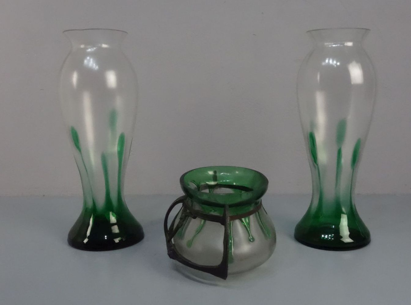 JUGENDSTIL VASENPAAR UND JARDINIÈRE / pair of art nouveau vases and jardiniere / centerpiece, - Image 2 of 3