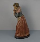 FIGUR: "Frau mit Korb", Keramik, polychrom glasiert, Manufaktur Lladro, Spanien, 2. Hälfte 20.