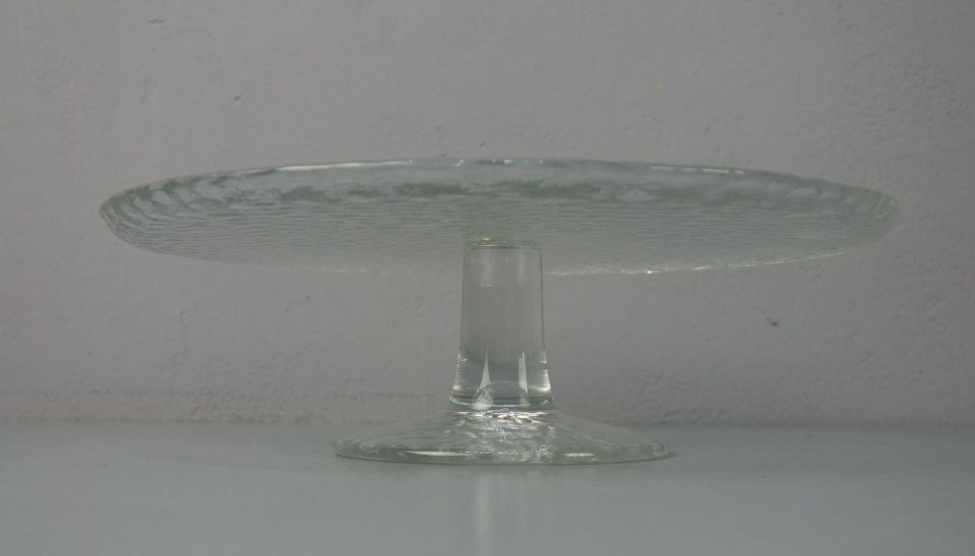 FUSSSCHALE / TORTENPLATTE / bowl on a stand, Glas, optisch geblasen. Flache, strukturierte Schale - Bild 3 aus 3