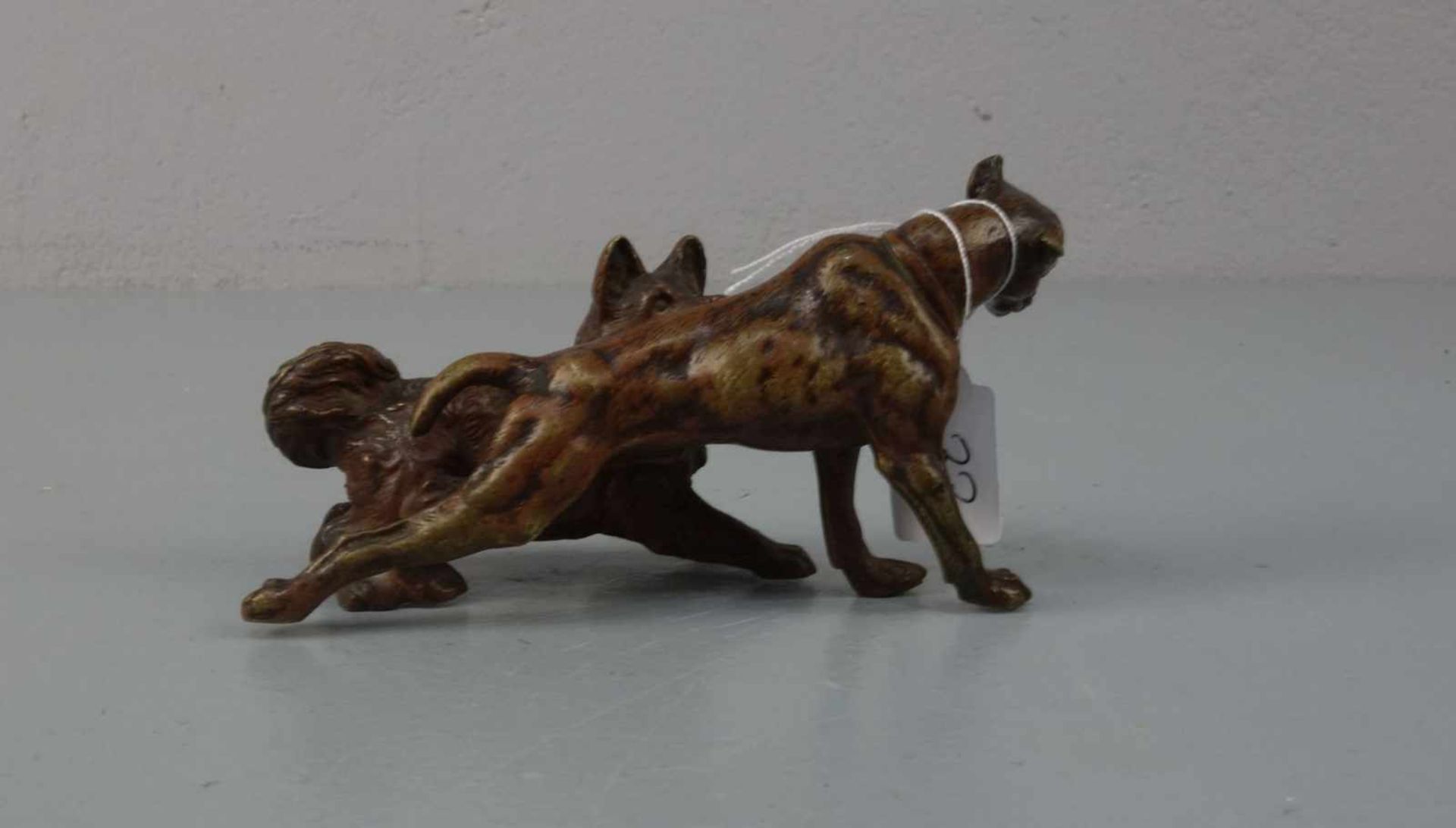 WIENER BRONZE / SKULPTUR / sculpture: "Laufende Hunde", Bronze, hellbraun patiniert und mit - Bild 3 aus 5