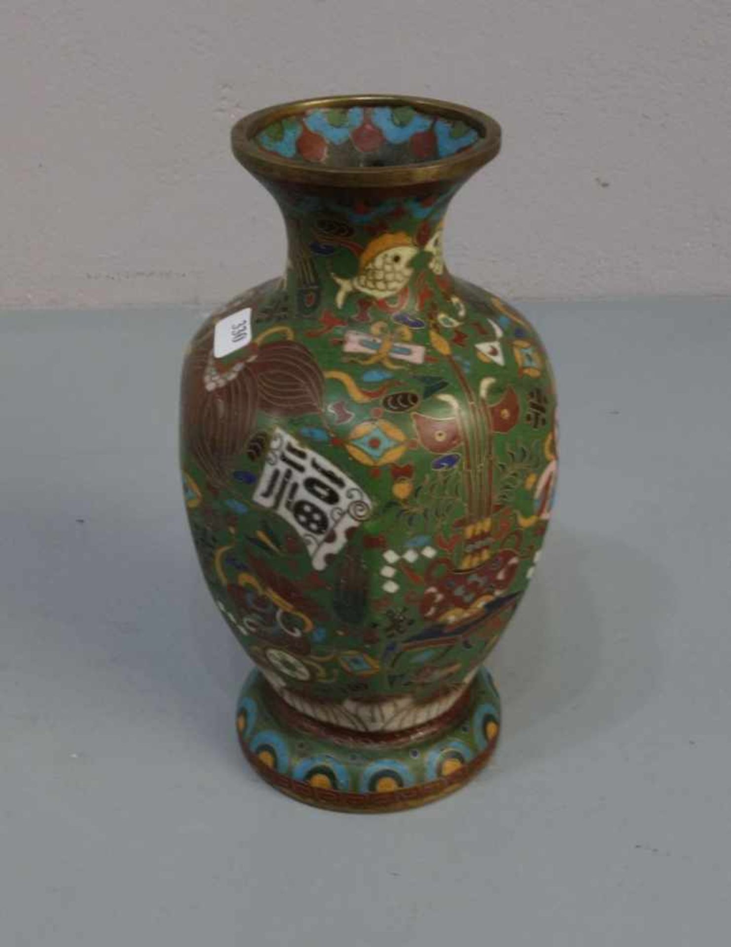 CLOISONNÉ VASE, Asien, wohl 1. H. 20. Jh., polychromes Emaille in Cloisonne-Technik über Kupfer. - Bild 3 aus 5