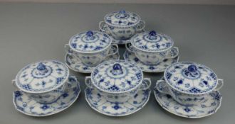 6 SUPPENTASSEN MIT DECKELN UND UNTERTELLERN / six soup bowls, "MUSSELMALET VOLLSPITZE", Porzellan,