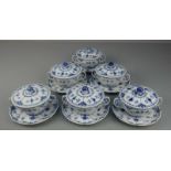 6 SUPPENTASSEN MIT DECKELN UND UNTERTELLERN / six soup bowls, "MUSSELMALET VOLLSPITZE", Porzellan,