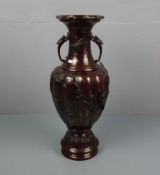 BODENVASE AUS METALL / chinese metal vase, China, 20. Jh., brüniertes Metall, unter dem Stand mit