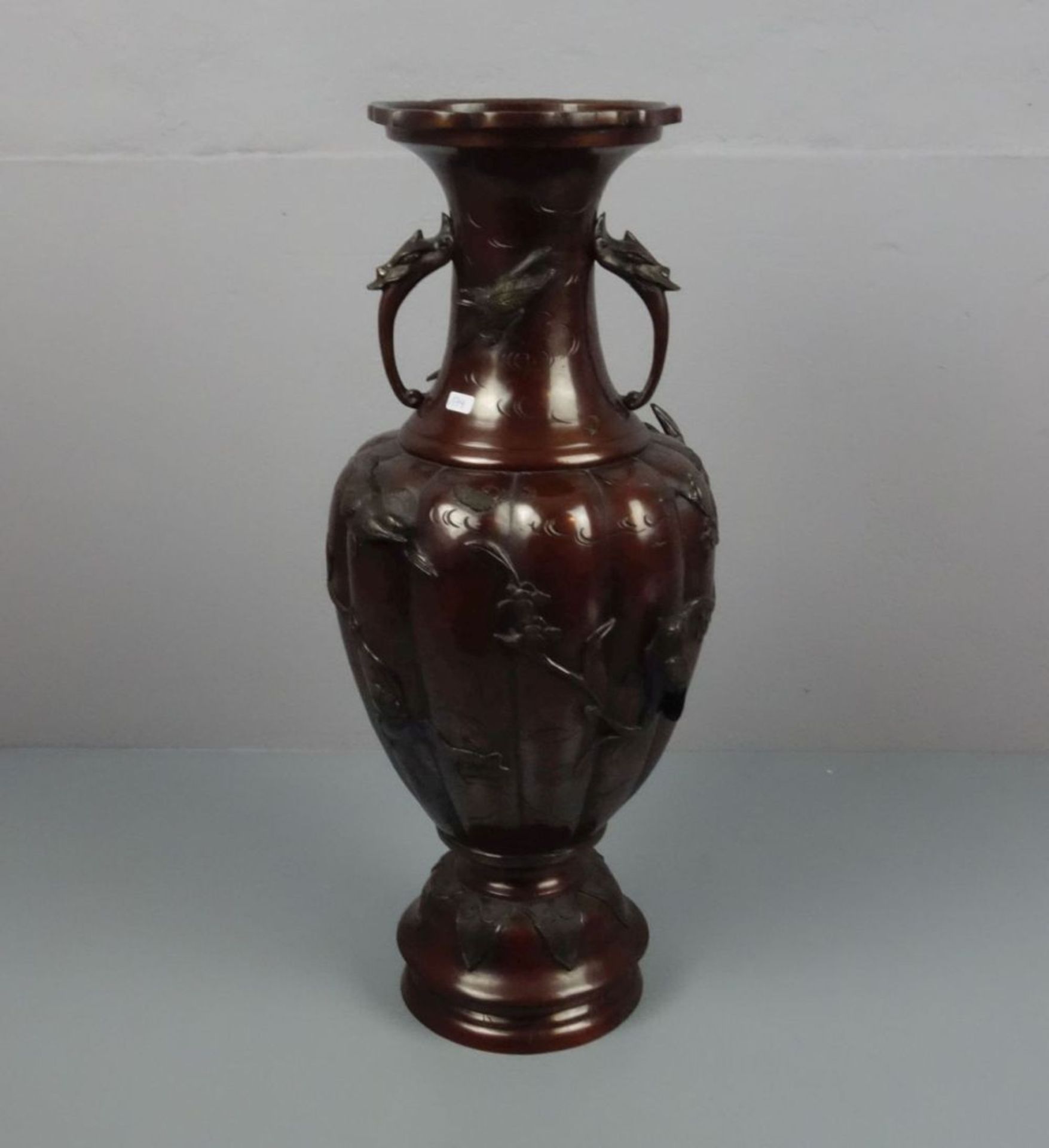 BODENVASE AUS METALL / chinese metal vase, China, 20. Jh., brüniertes Metall, unter dem Stand mit