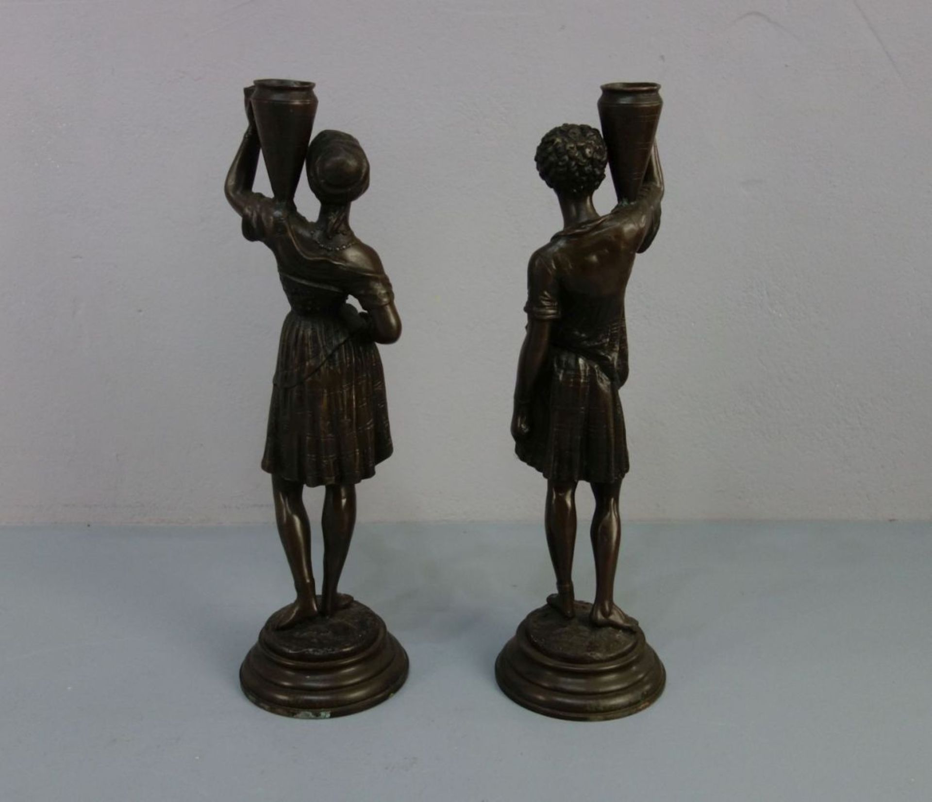 BILDHAUER DES 20. Jh., Skulpturenpaar / pair of sculptures: "Figürliches Leuchterpaar / Paar ' - Bild 3 aus 4