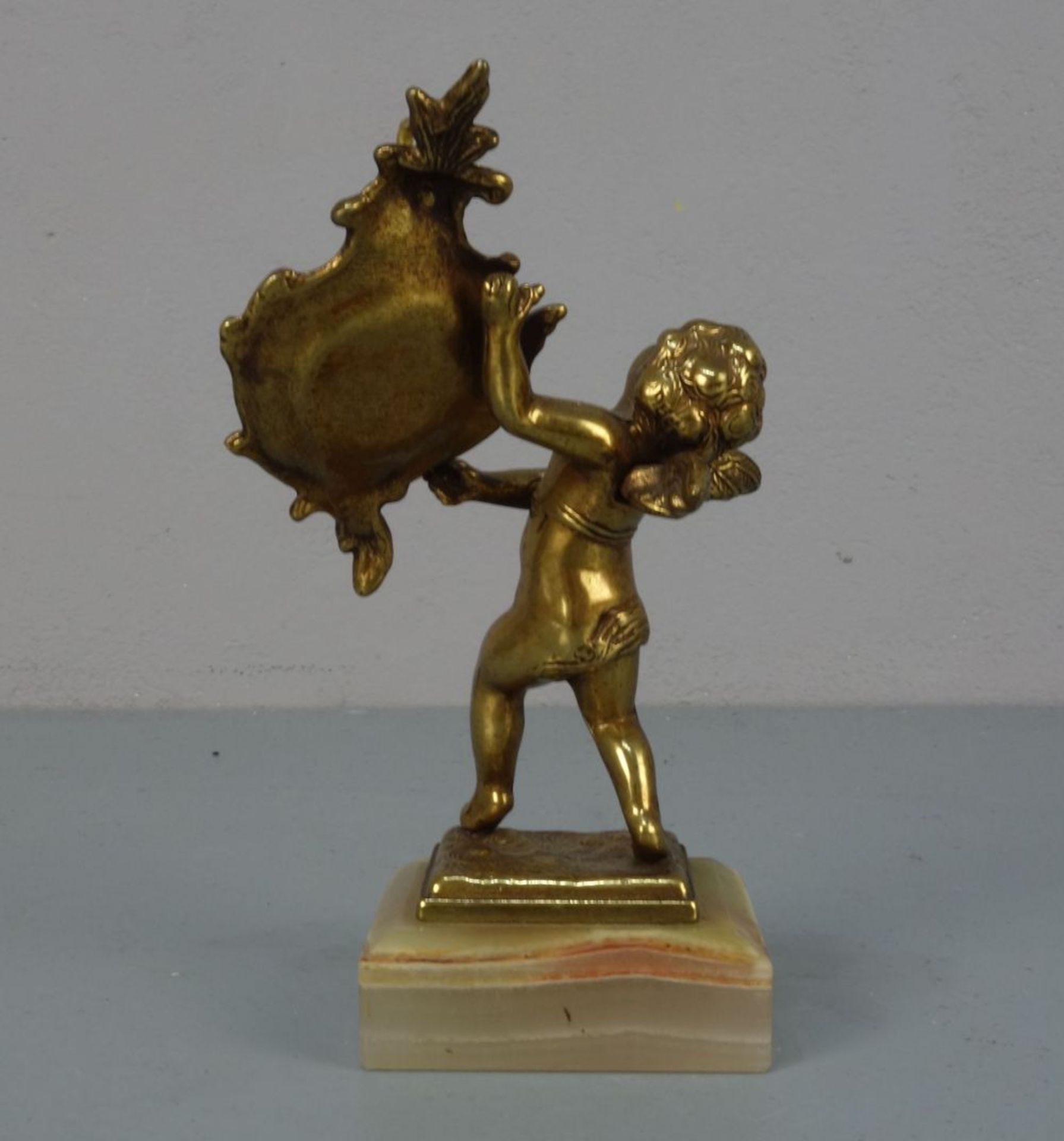 FIGÜRLICHER TASCHENUHRHALTER / pocketwatch holder: "Geflügelter Putto", bronziertes Metall auf - Bild 3 aus 5