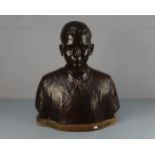 SARTEEL, LEON (Gent 1882-1942 ebd.), Skulptur / sculpture: "Porträt eines Knaben", Bronze, hellbraun