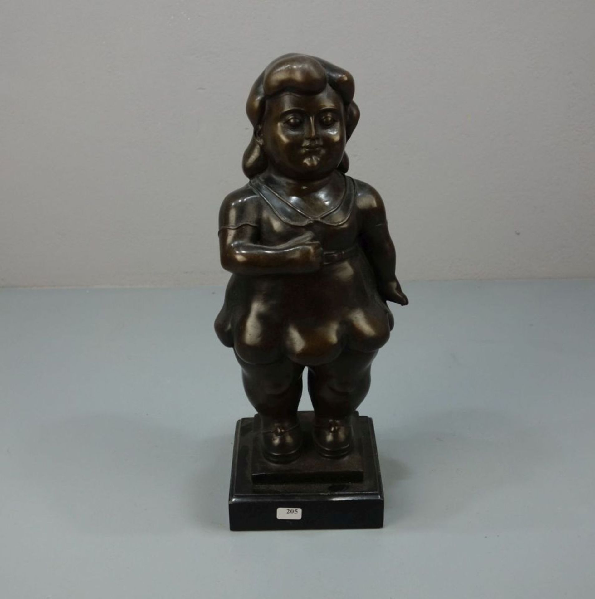 BILDHAUER DES 20. / 21. JH., Skulptur / sculpture: "Stehende", Bronze, dunkelbraun patiniert, auf