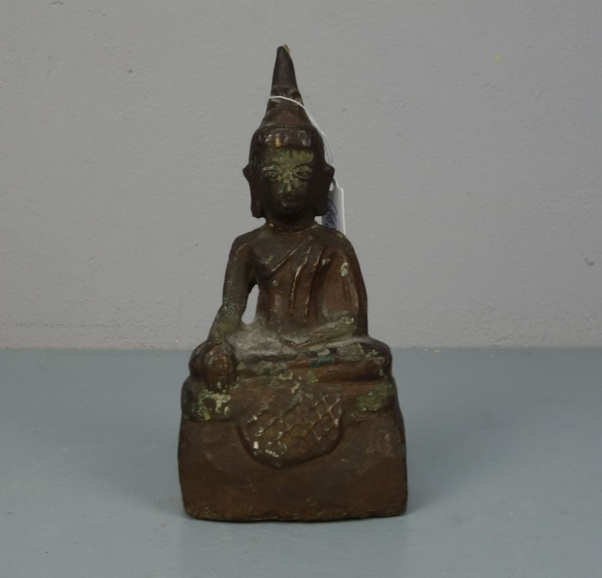 SKULPTUR / sculpture: "Buddha", in seltenerer Ausführung aus "Stucco" / gebranntem Ton bzw. Lehm mit