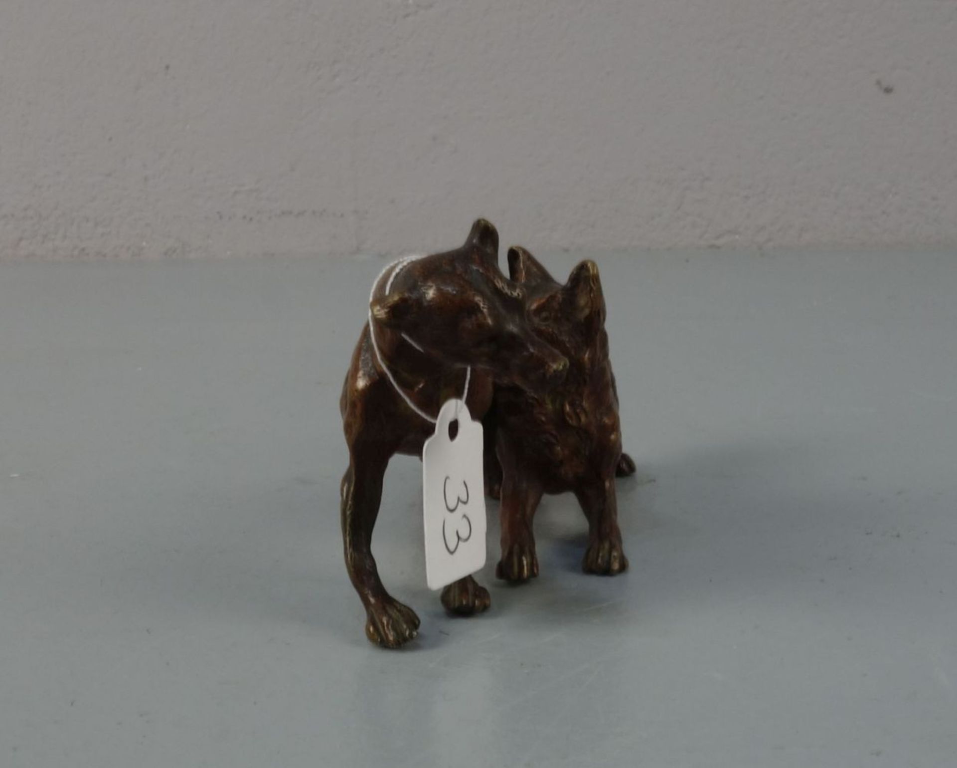 WIENER BRONZE / SKULPTUR / sculpture: "Laufende Hunde", Bronze, hellbraun patiniert und mit - Bild 2 aus 5