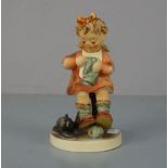 HUMMEL-FIGUR: "Mutters Stütze" / porcelain figure. Porzellanmanufaktur Göbel Rödenthal, Marke 1972