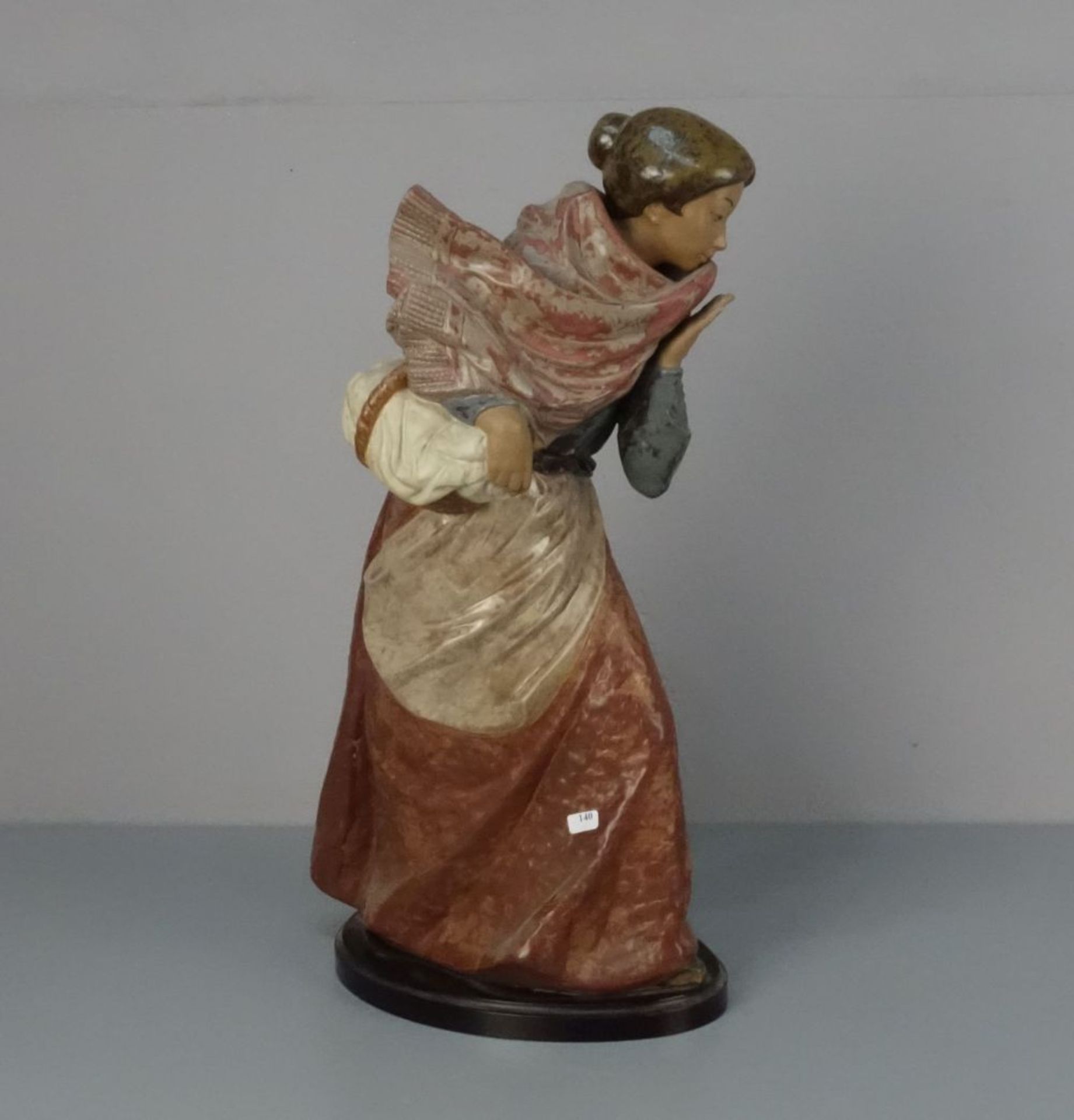 FIGUR: "Frau mit Korb", Keramik, polychrom glasiert, Manufaktur Lladro, Spanien, 2. Hälfte 20. - Image 2 of 4