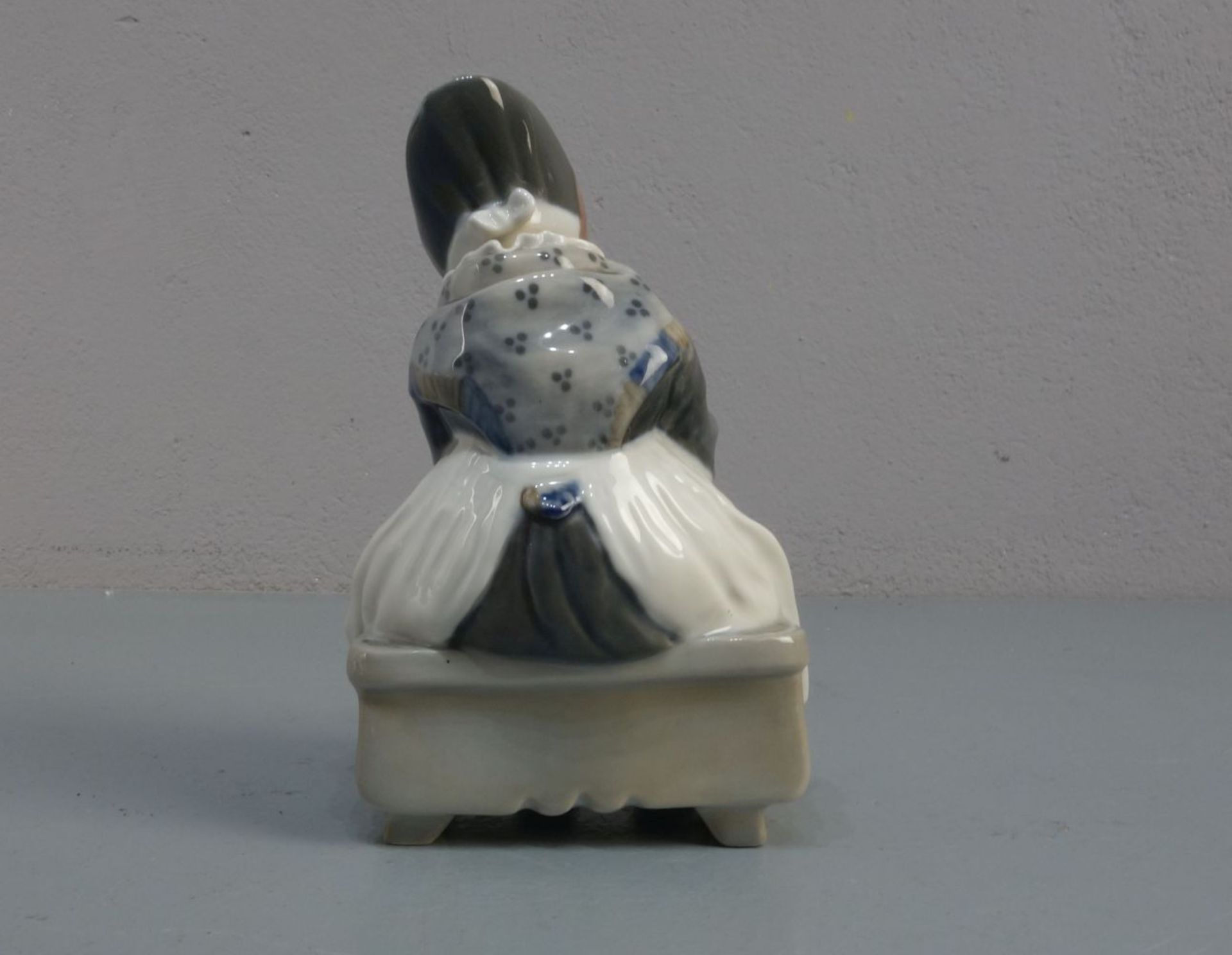 PORZELLANFIGUR / porcelain figure: "Strickendes Mädchen in Amager Tracht", Manufaktur Royal - Bild 3 aus 5