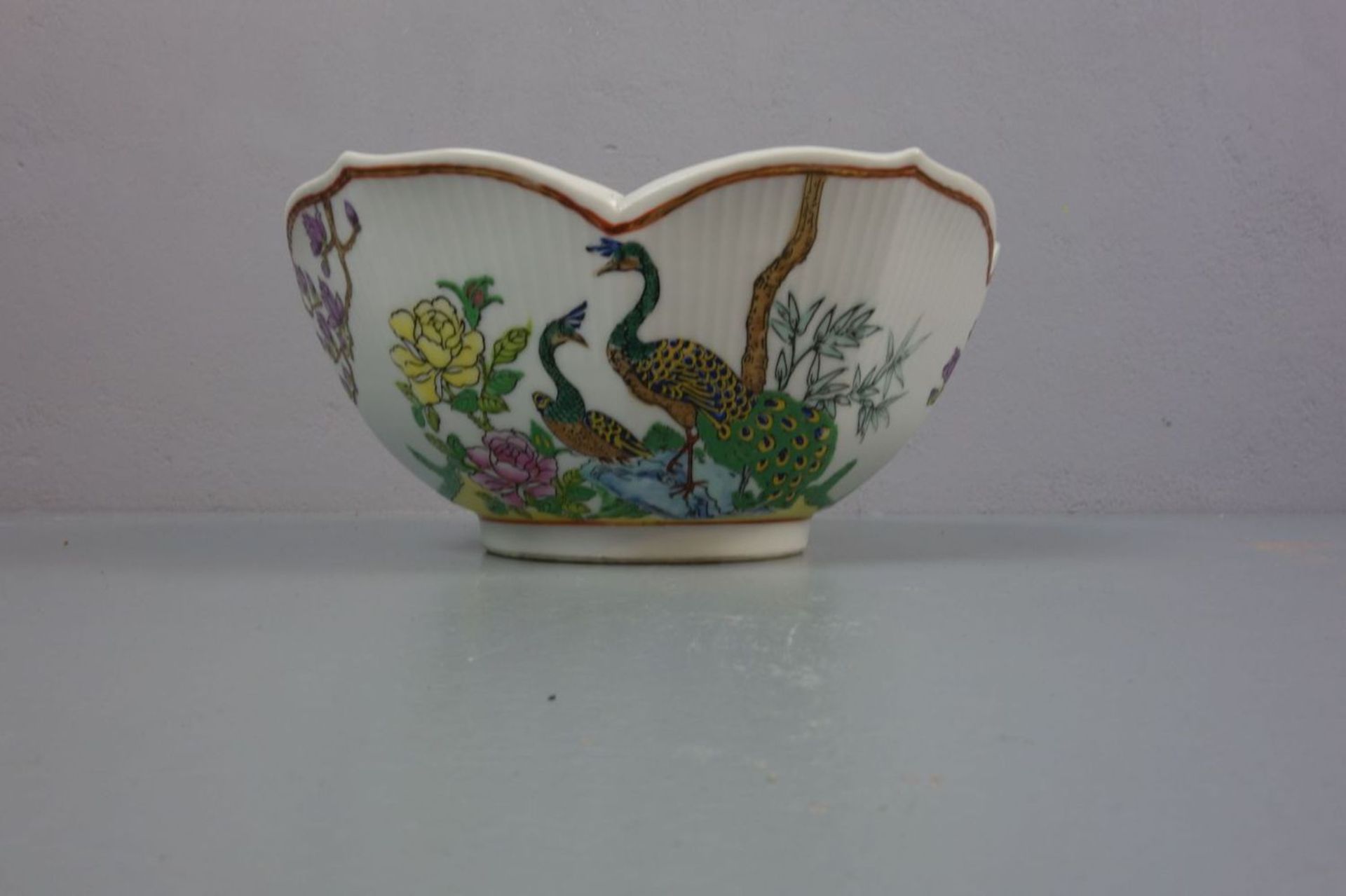 CHINESISCHE SCHALE / bowl, Porzellan, unter dem Stand aufglasurrot gemarkt mit Vasenmotiv, flankiert - Image 4 of 4