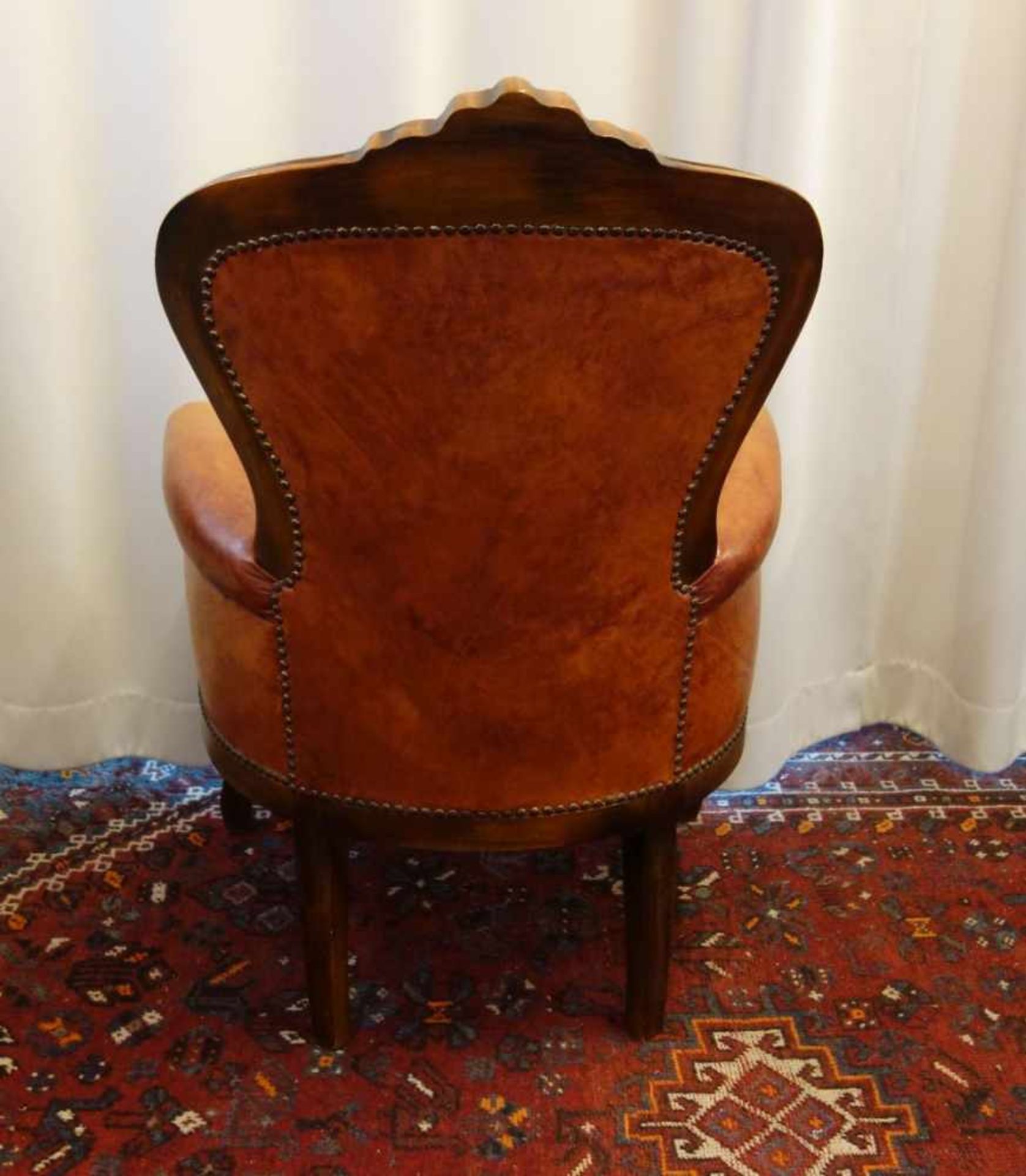 SESSEL / armchair, im Chippendale-Stil, 2. Hälfte 20. Jh.; geschweifter Zargenrahmen aus Nussbaum - Bild 4 aus 5