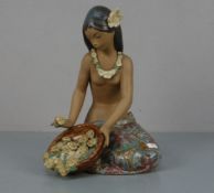 FIGUR: "Südseefrau mit Blütenkorb", Keramik, polychrom glasiert, Manufaktur Lladro, Spanien, 2.